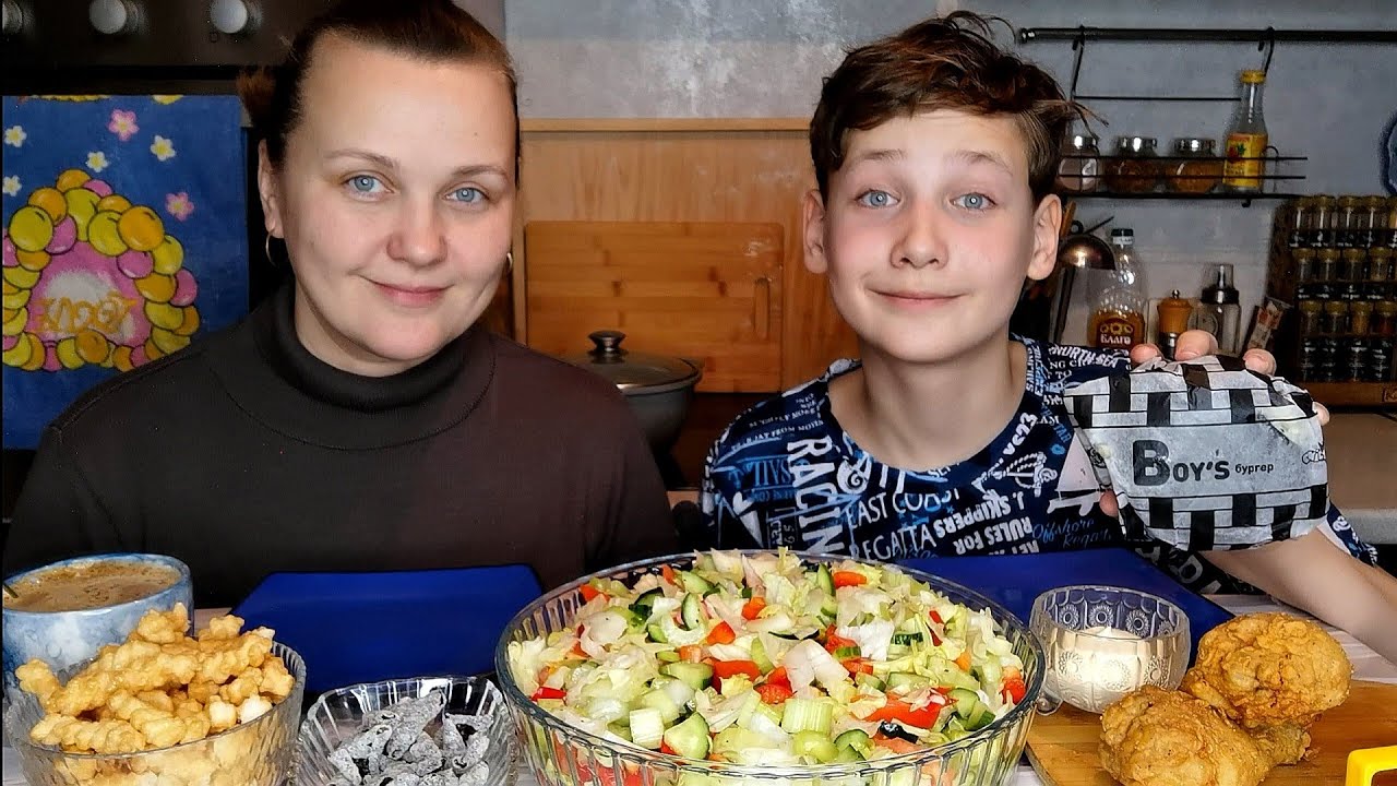 Мукбанг Чёрный Бургер, Ножки, салат