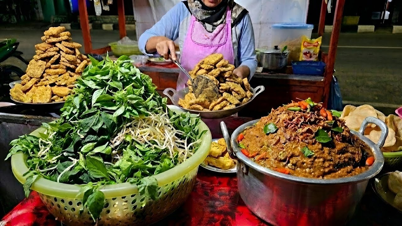 RELA ANTRE TENGAH MALAM! Nasi Pecel Barbar Langganan Supir Truk, Porsinya Kimplah-Kimplah! 🔥