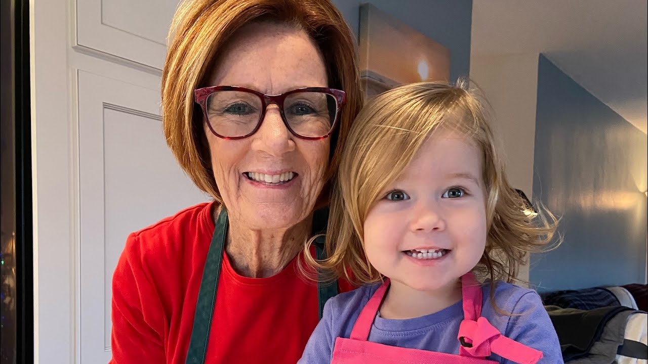Mimi & Cece Bake Xmas Cookies