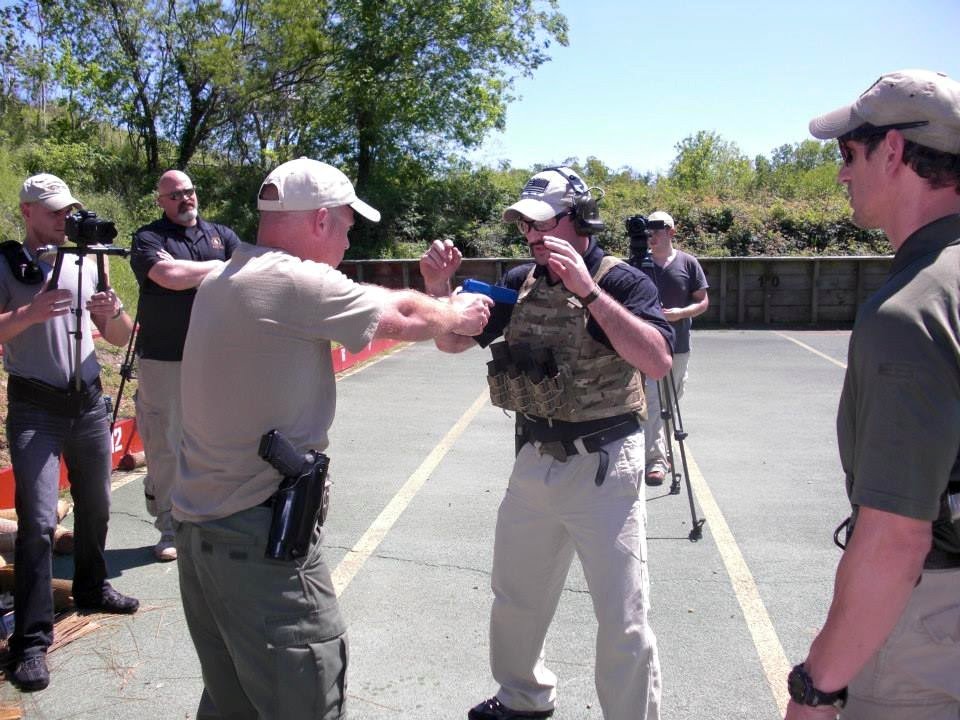 👊CQC and CQB Shooting and Cutting by Chris Garland - Hapkido