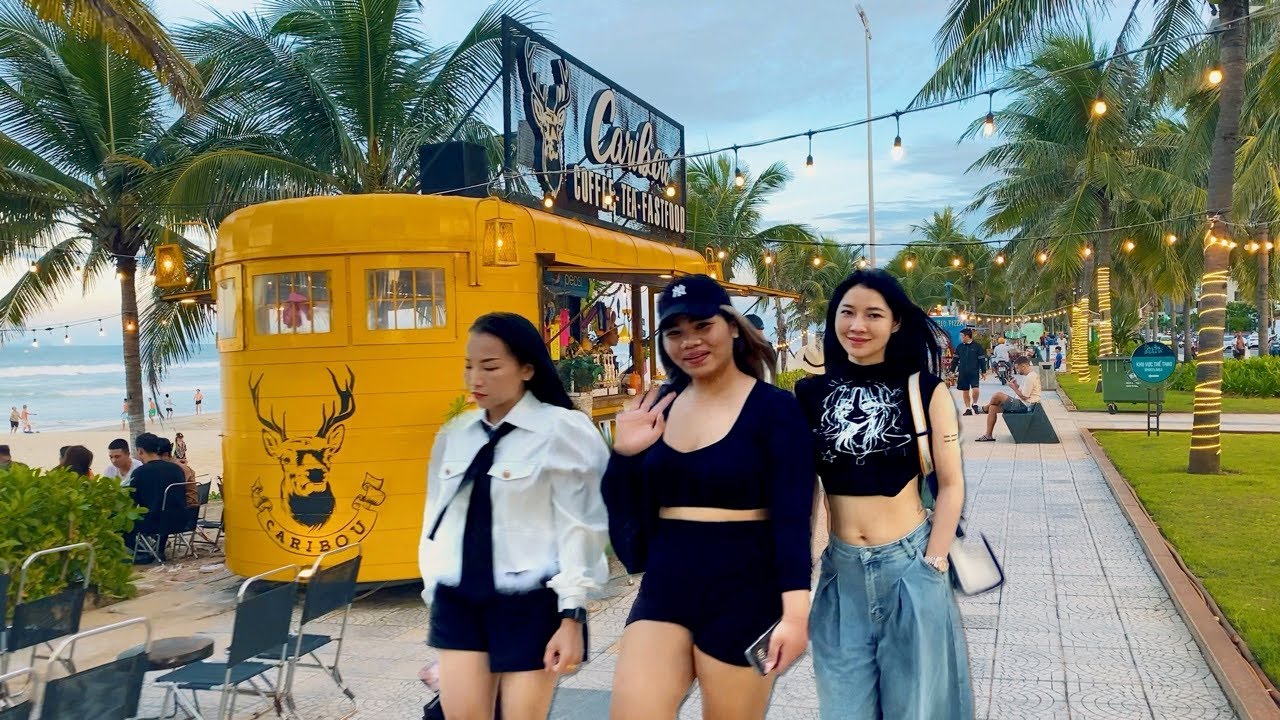 【🇻🇳 4K】Da Nang Promenade & Beach - Vietnamese Girls on The Beach #asmr
