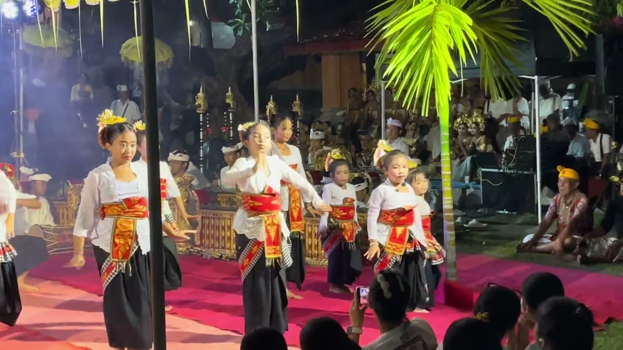 GKA Manik Uttara Ngaturang Ayah Mebarung ring Pura Desa Adat Buleleng