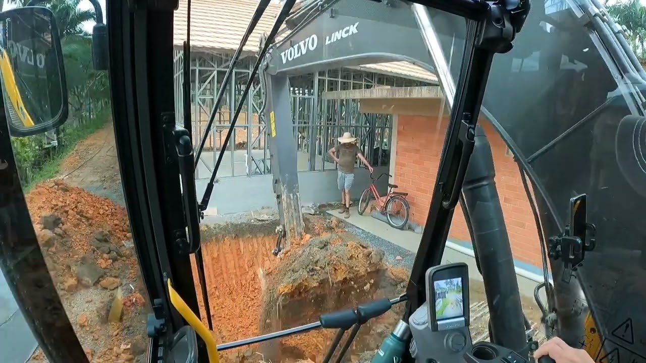 Escavadeira volvo 140 colocando fossa