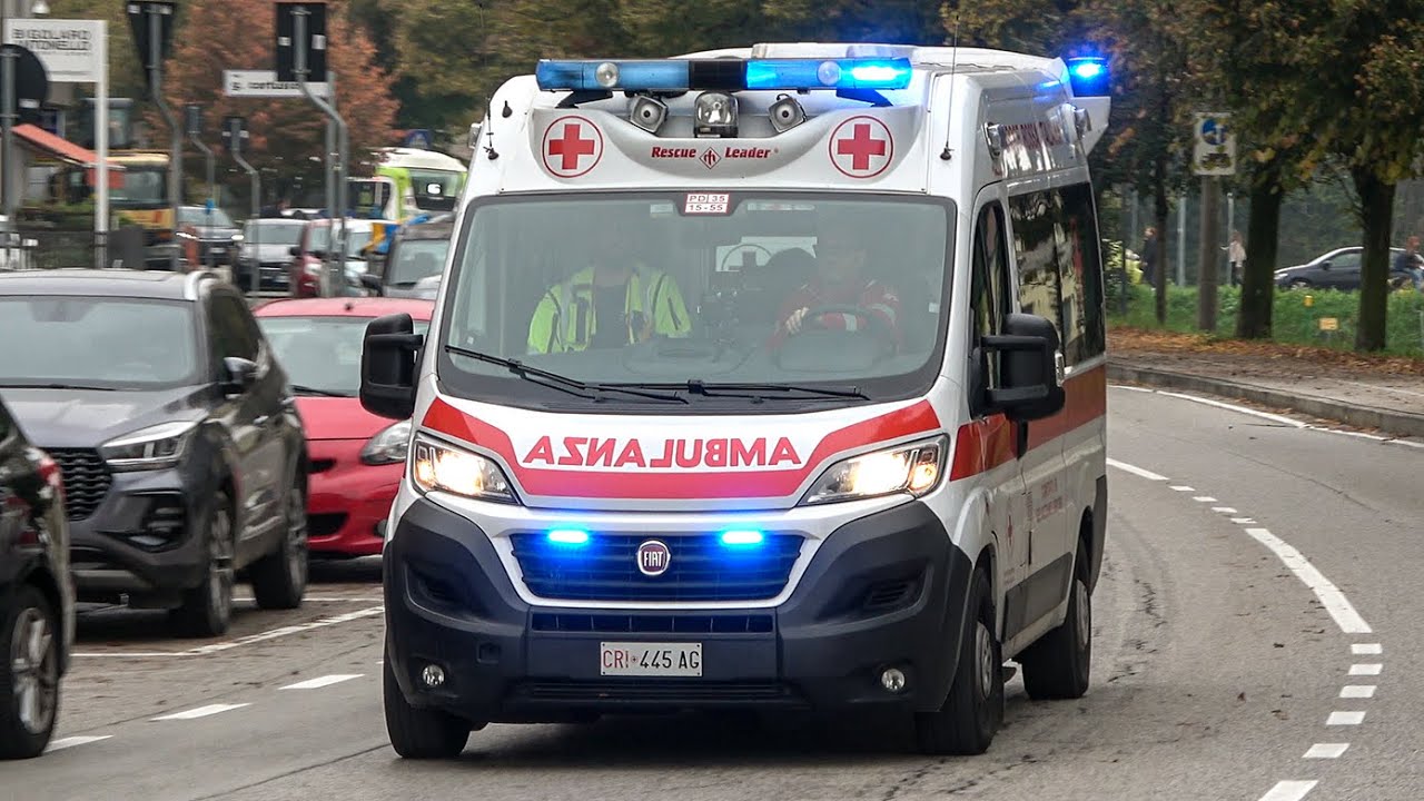 Ambulanza Croce Rossa Selvazzano Dentro in emergenza - Red Cross ambulance responding code 3