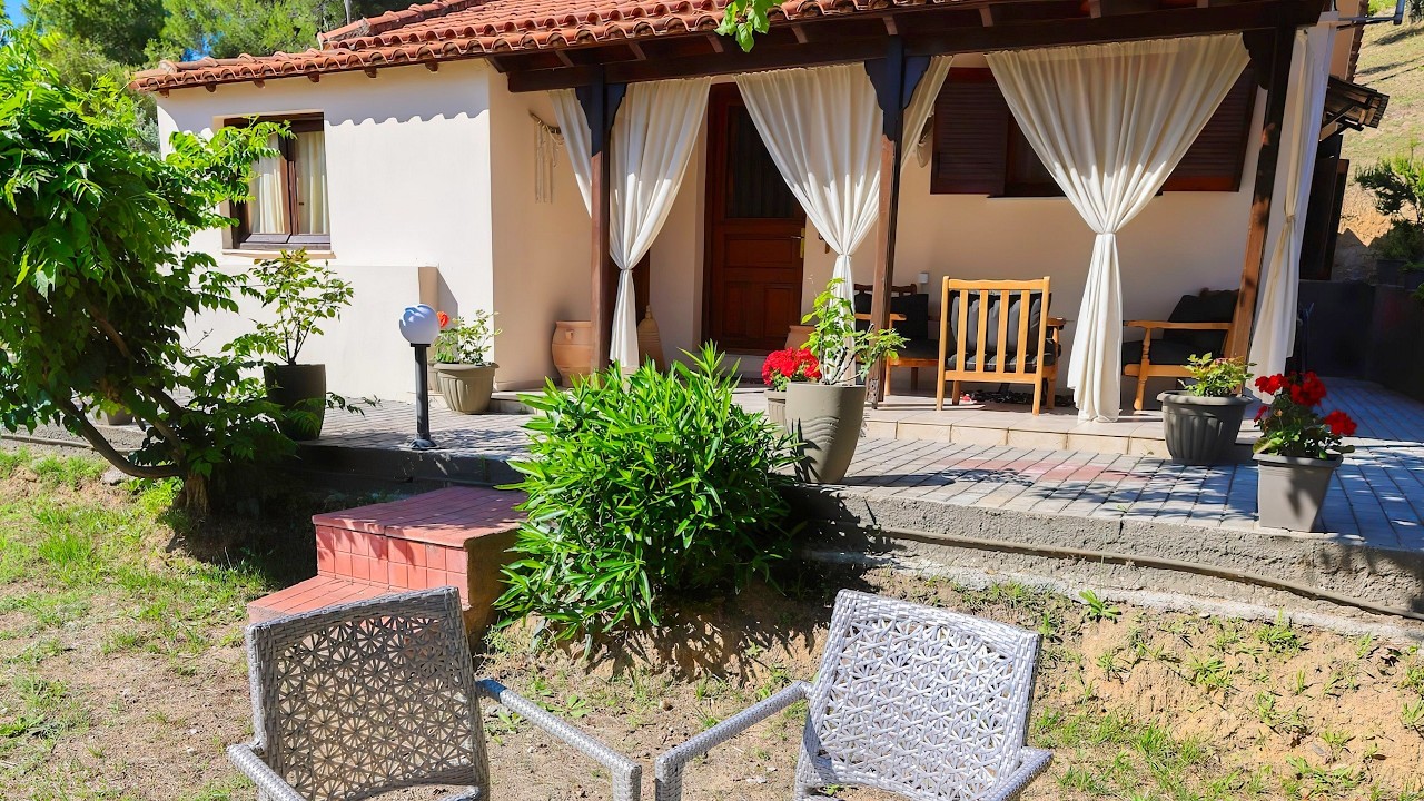 CASA PEQUENA em ILHA GREGA: varanda, 2 quartos e cozinha com lareira | Decora&ccedil;&atilde;o charmosa