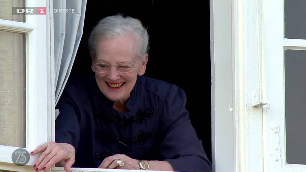 Her vækkes dronning Margrethe med kanonskud og sang - DR Nyheder