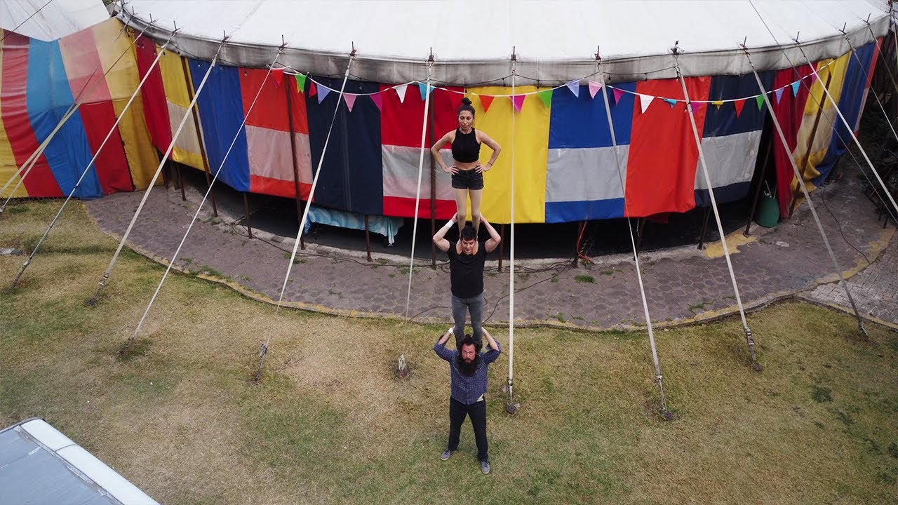 Fearless Circus Duo Puts On a Hand-to-Hand Acrobatics Act || WooGlobe