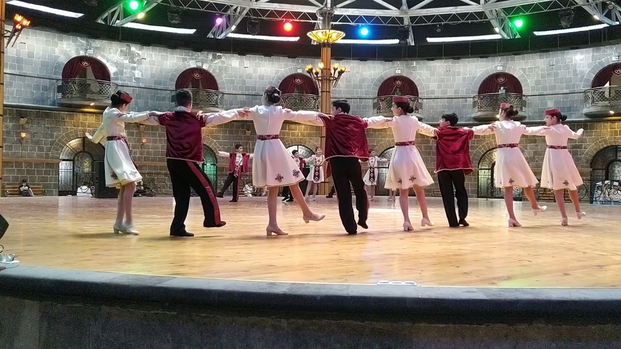 Ազգագրական պարերի շարան