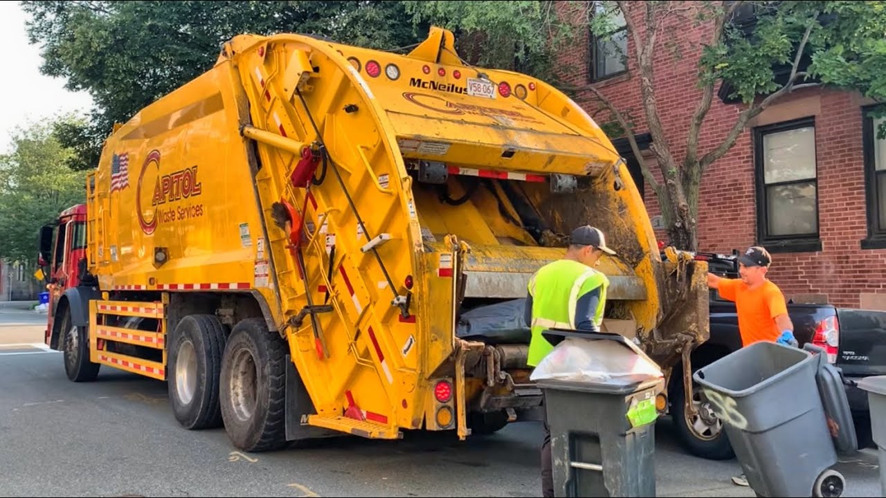 Mack LR McNeilus Rearloader