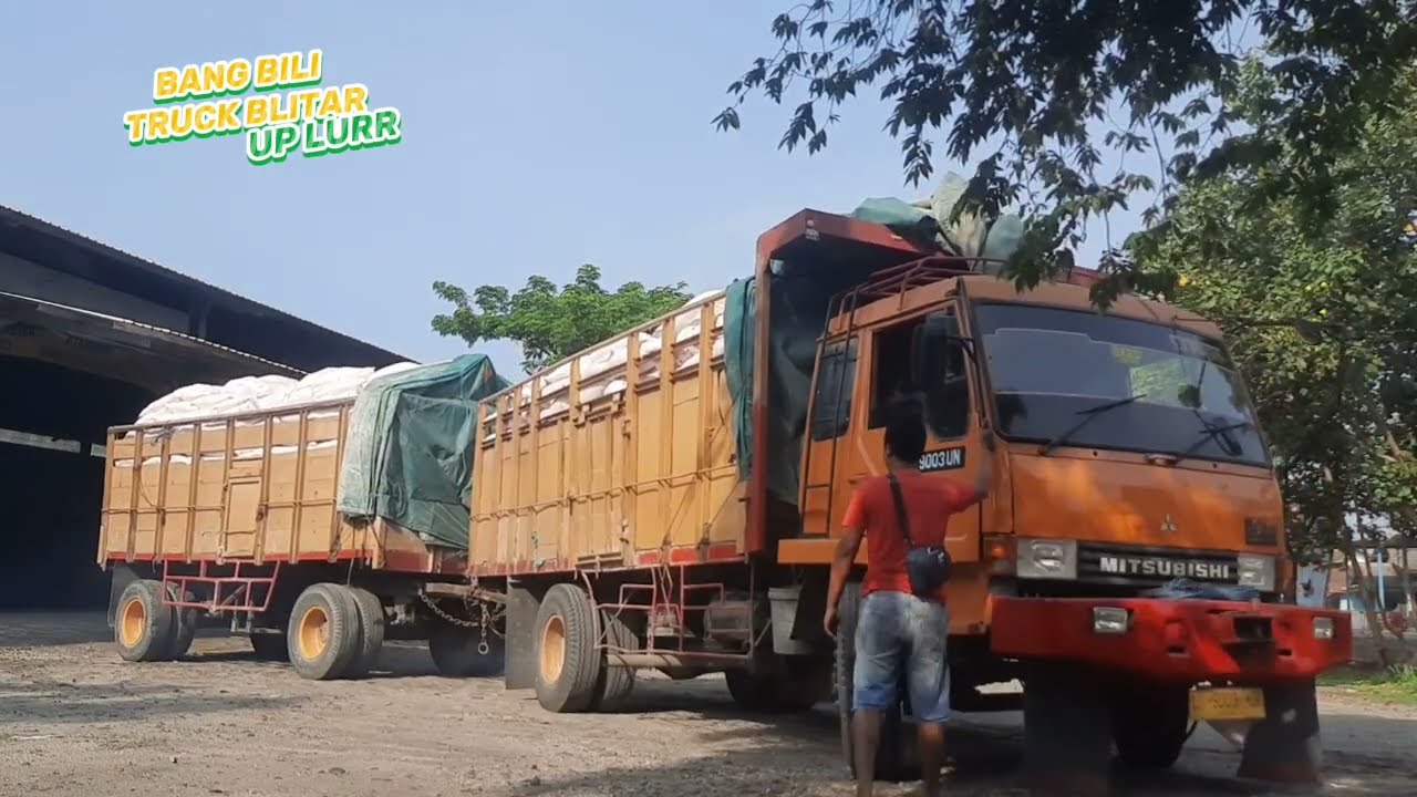TRUK GANDENG PARKIR MUNDUR DI GUDANG PUPUK BLITAR