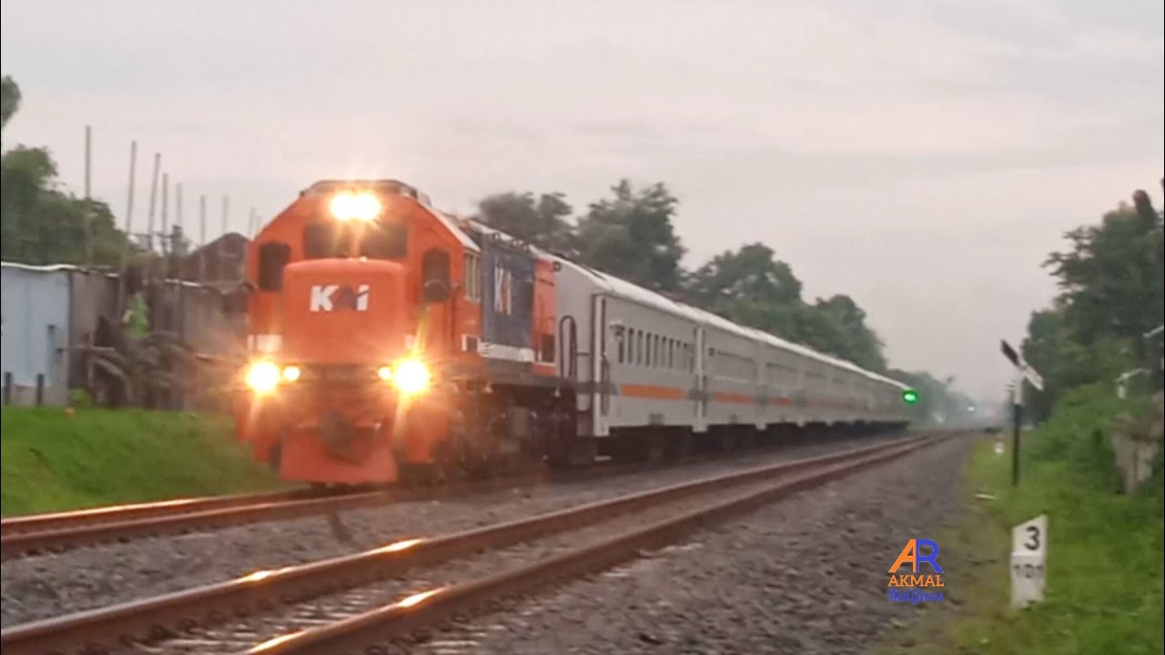 Lokomotif Merah Biru Kereta Api Brantas