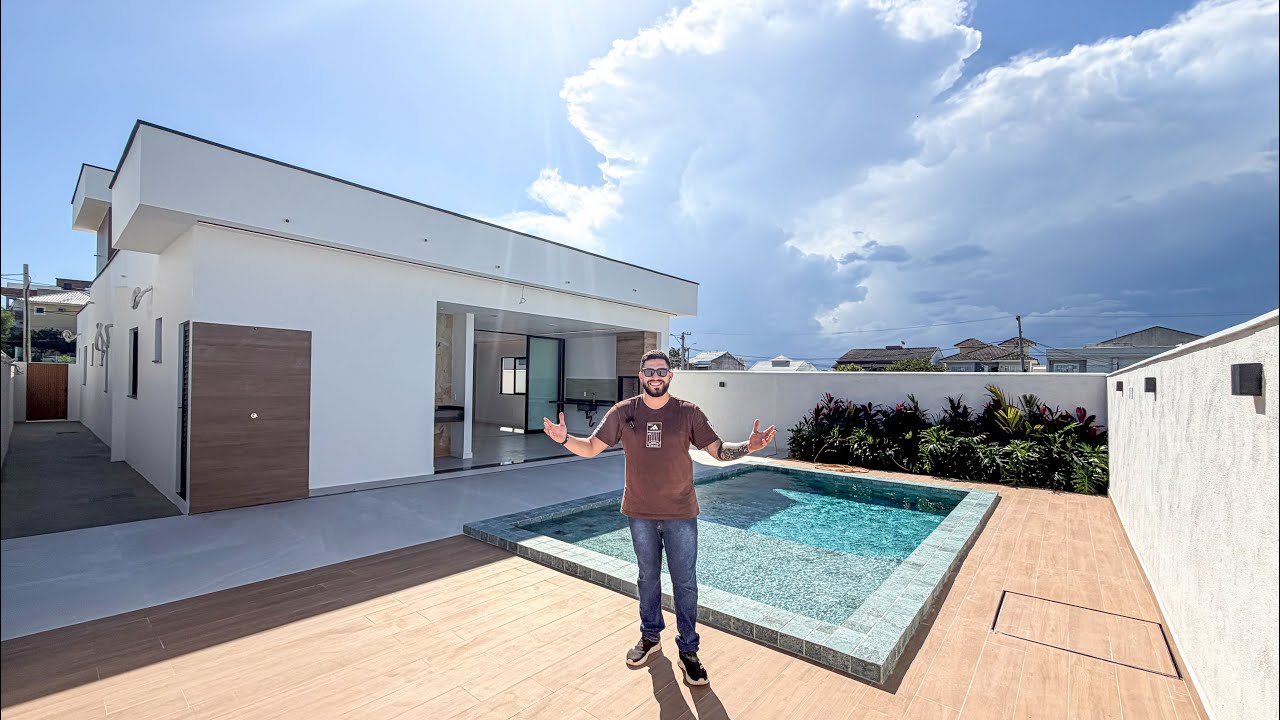 PARECE CINEMA! Conheça esta casa espetacular no Viverde, São Pedro da Aldeia.