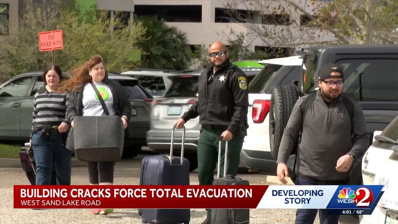 Трещины в здании вынудили 200 человек эвакуироваться из квартир в районе Орландо; ремонтные брига...