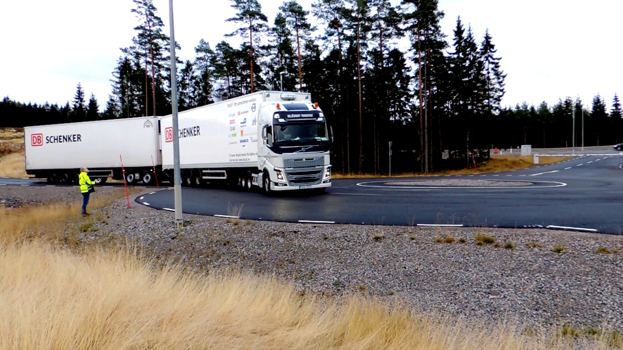 Long truck difficult turning - converter dolly active steering