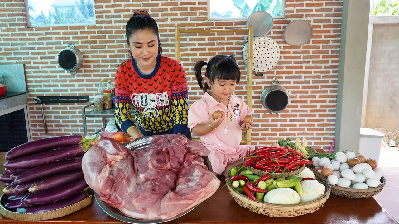 Cute daughter help Mom cooking - Pork and Eggplant cooking - Cooking with Sreypov