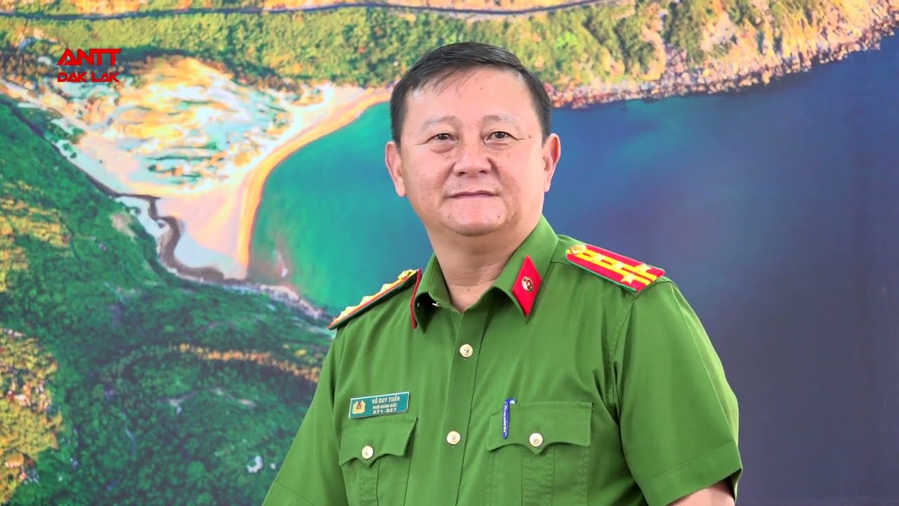 Trao thưởng thành tích đấu tranh phòng chống tội phạm và thăm chúc Tết