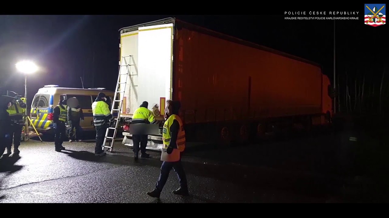 POLICISTÉ NAŠLI V KAMIONU 11 UKRYTÝCH MIGRANTŮ