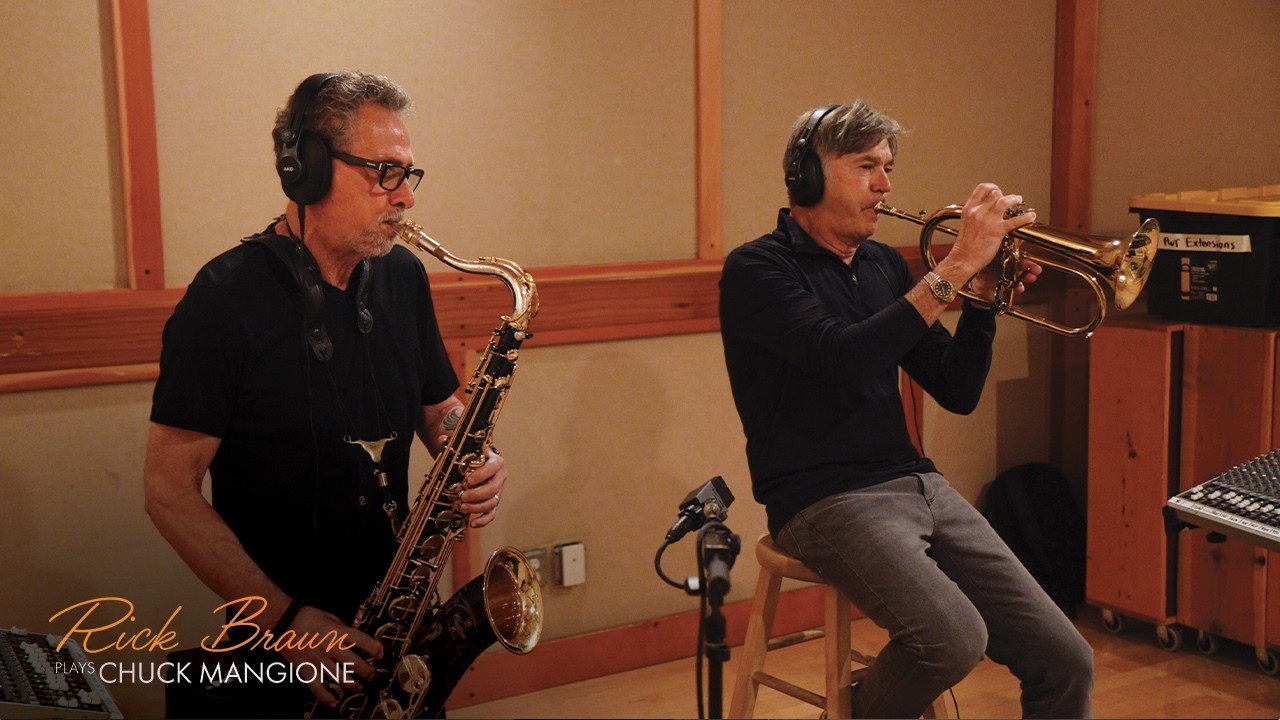 Рик Браун исполняет песню Чака Манджоне 