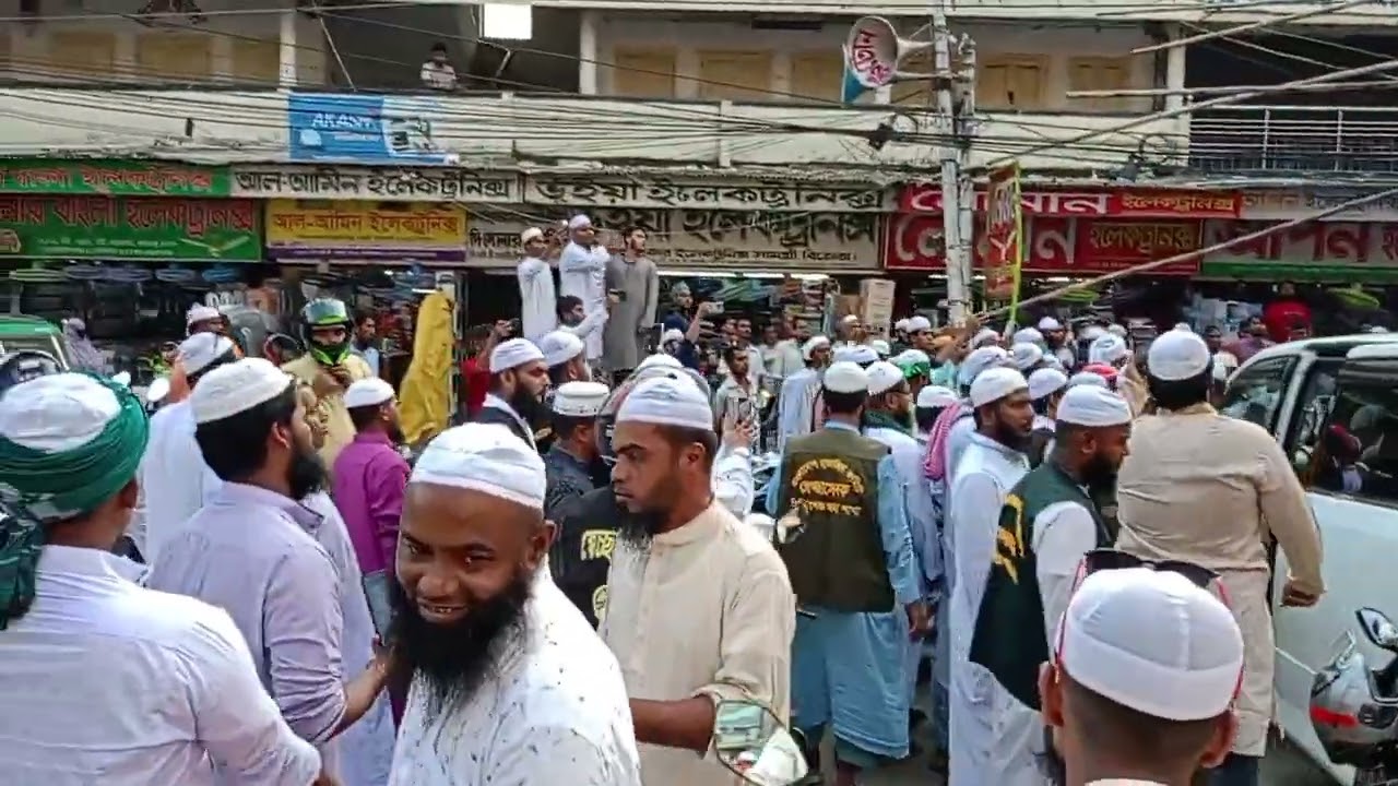 চরমোনাই হুজুরকে যেভাবে স্টেজে তোলা হয়