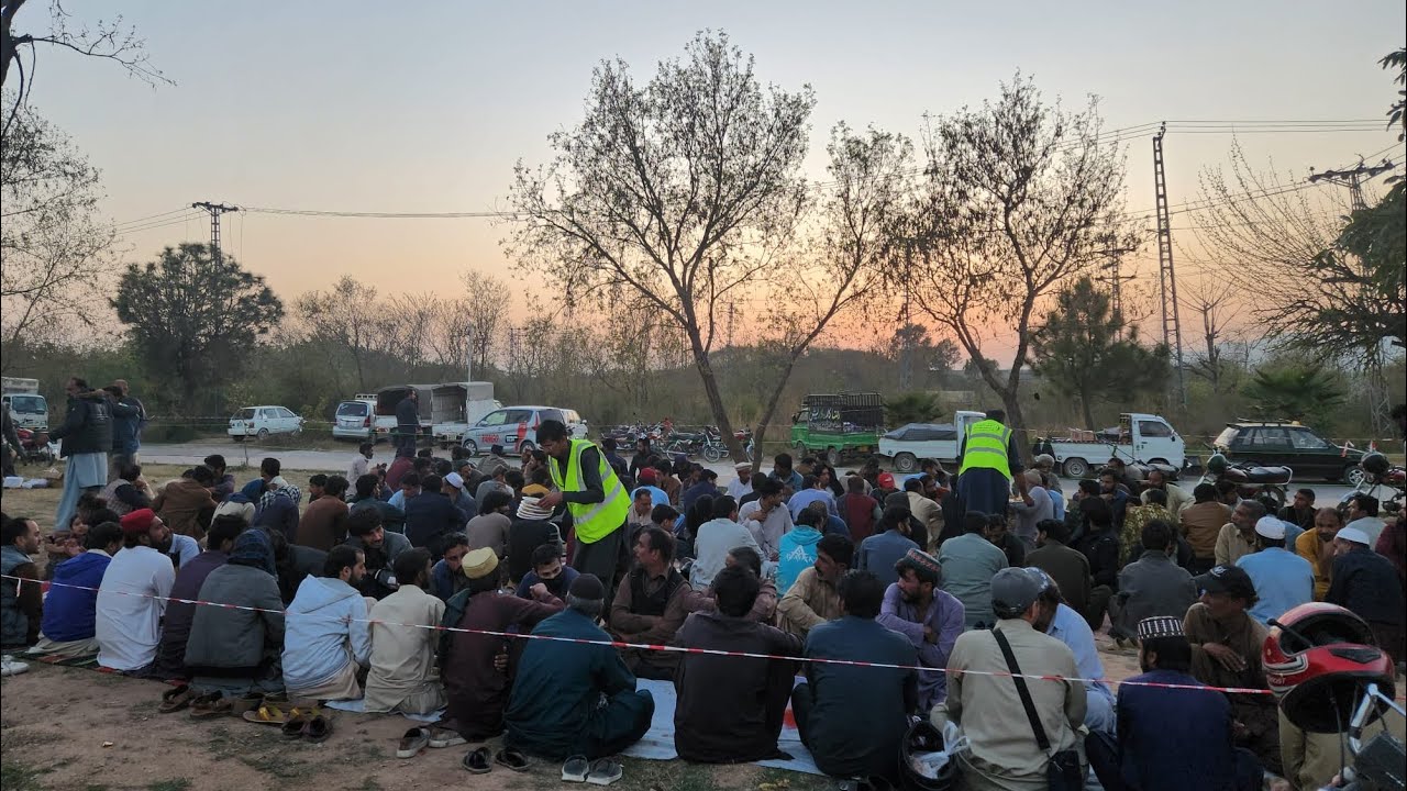 Ata bag taqseem kiye aur 13th Ramzan ki iftaari 