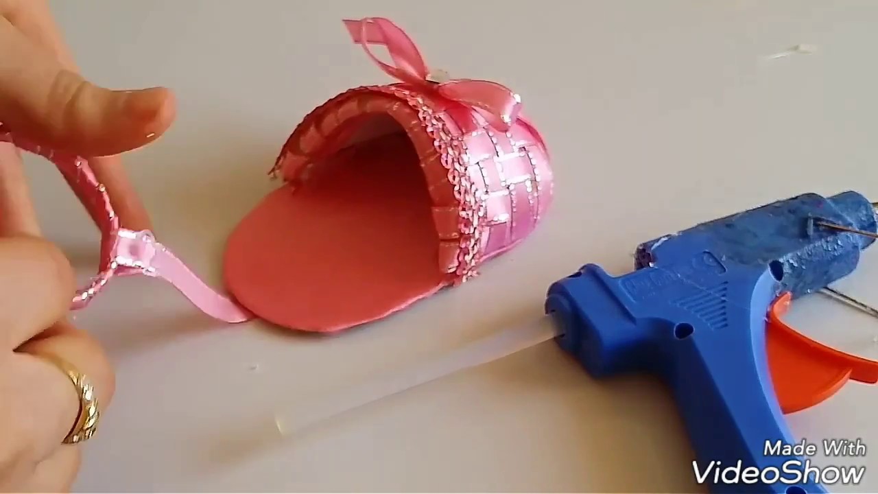 صنع علاقة مفاتيح علي شكل حذاء صغير لكل العرائس روووعة😉
