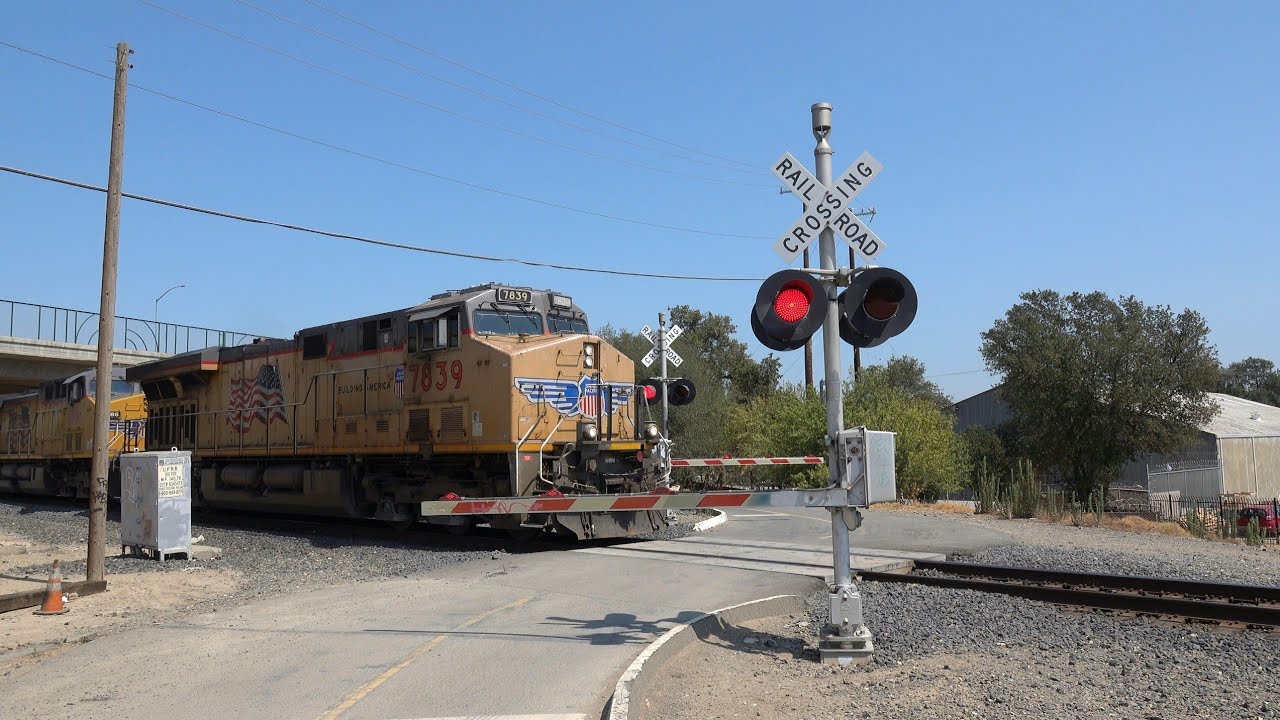 UP 7839 Intermodal Train South, Sacramento Northern Bike Trail Pedestrian Crossing, Sacramento CA