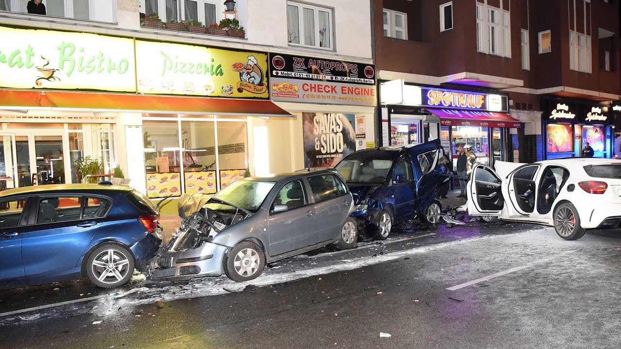 Mercedes rast in geparkte Autos: 5 Verletzte, 7-mal Blechschaden