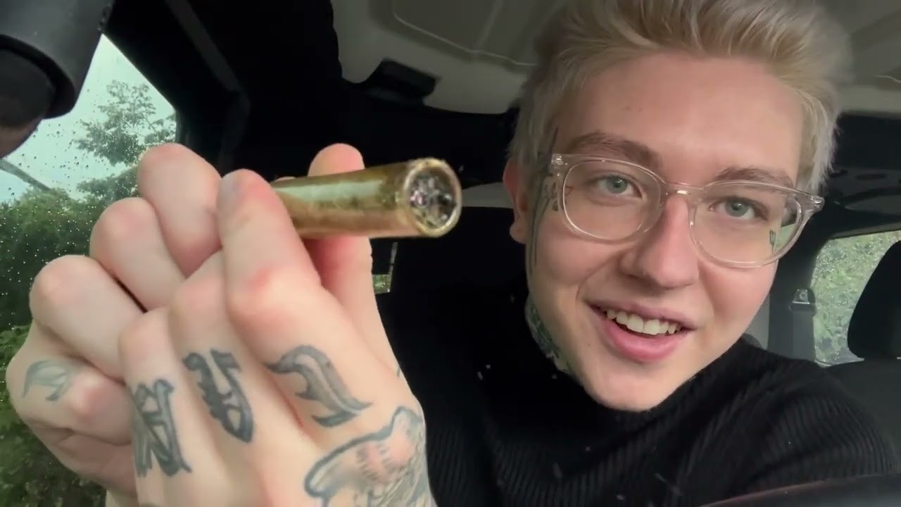 first time smoking a GLASS BLUNT hotbox (August 2022)