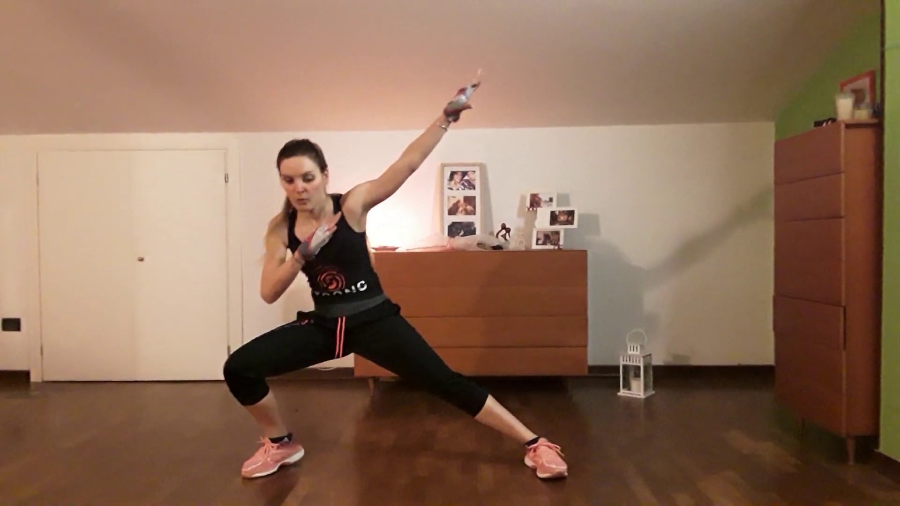 Lezione di Strong By Zumba 1 di 5 - Warm Up