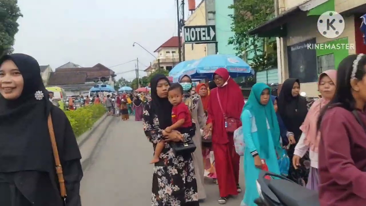 Suasana Sore Ramadhan ke 25-1444 H sisi luar Masjid Raya Sheikh Zayed-Solo.