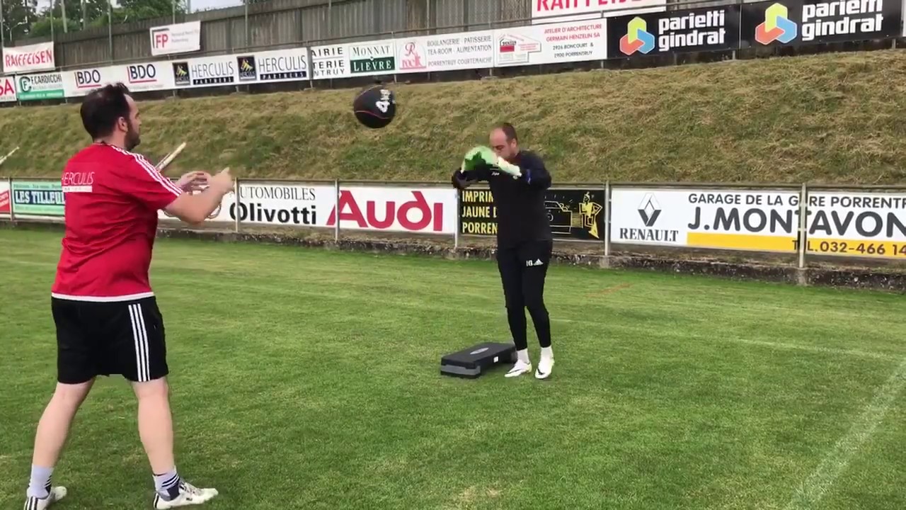 Exercice sur Step avec Médecine-ball + ballon 2