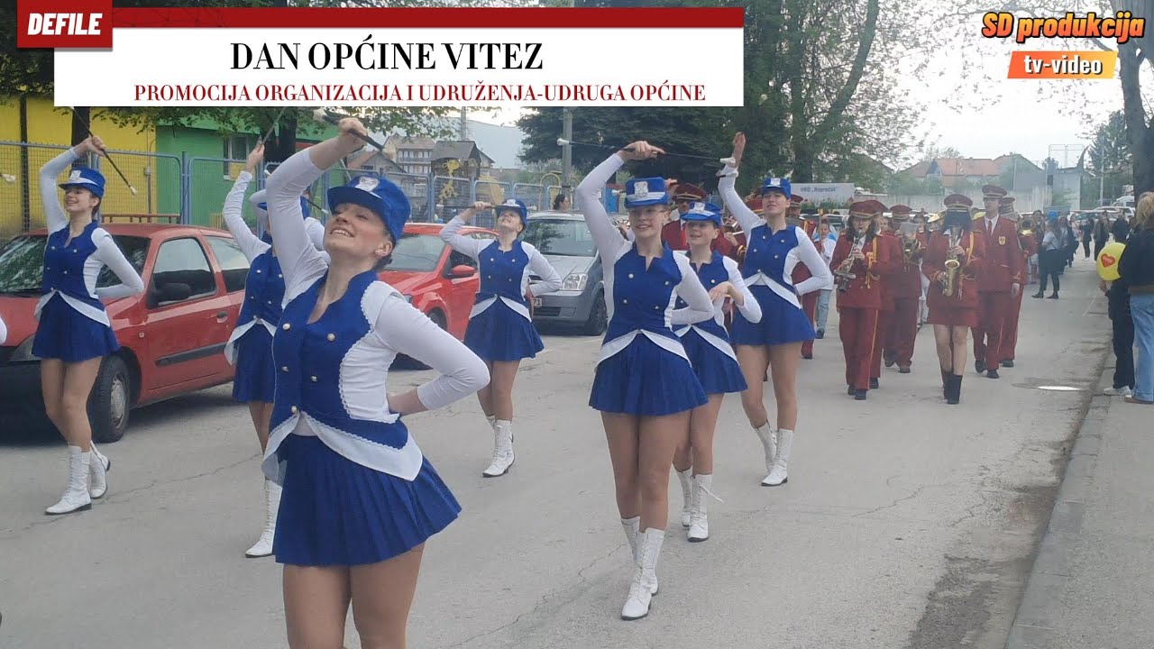 Mažuretkinje predvode - Defile u Vitezu