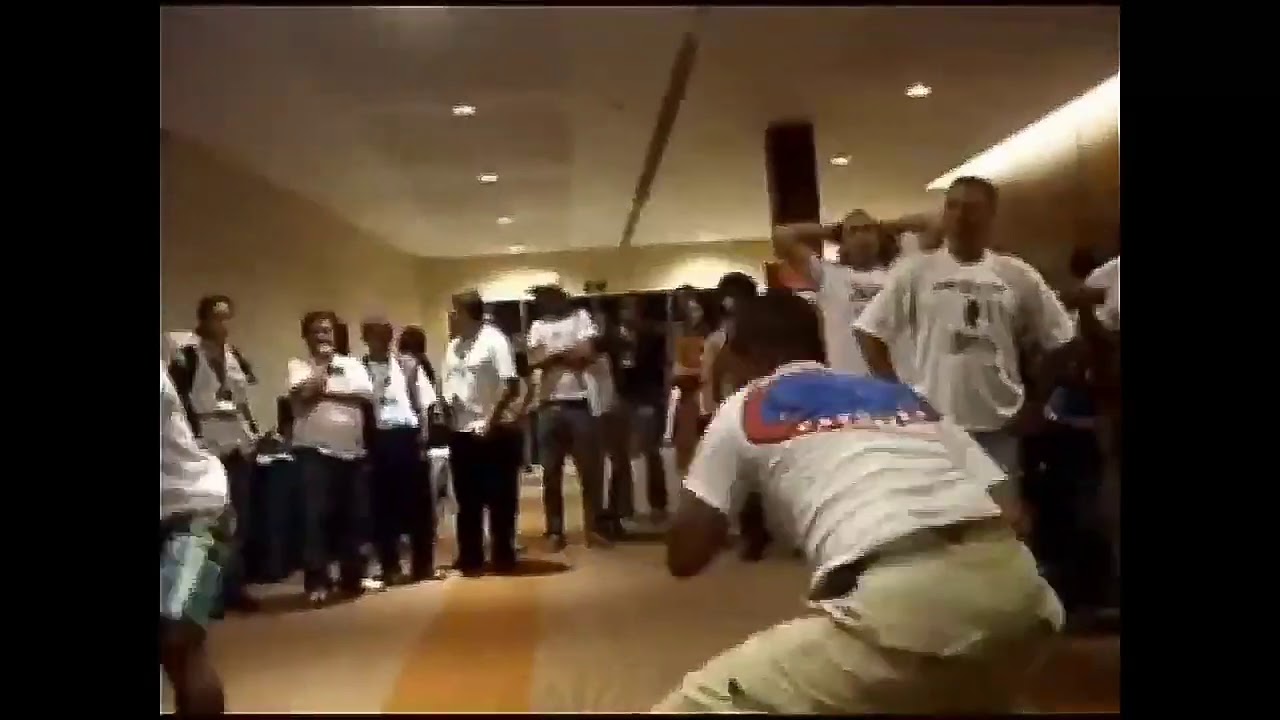 Mestre Moa jogando com um ind&iacute;gena.