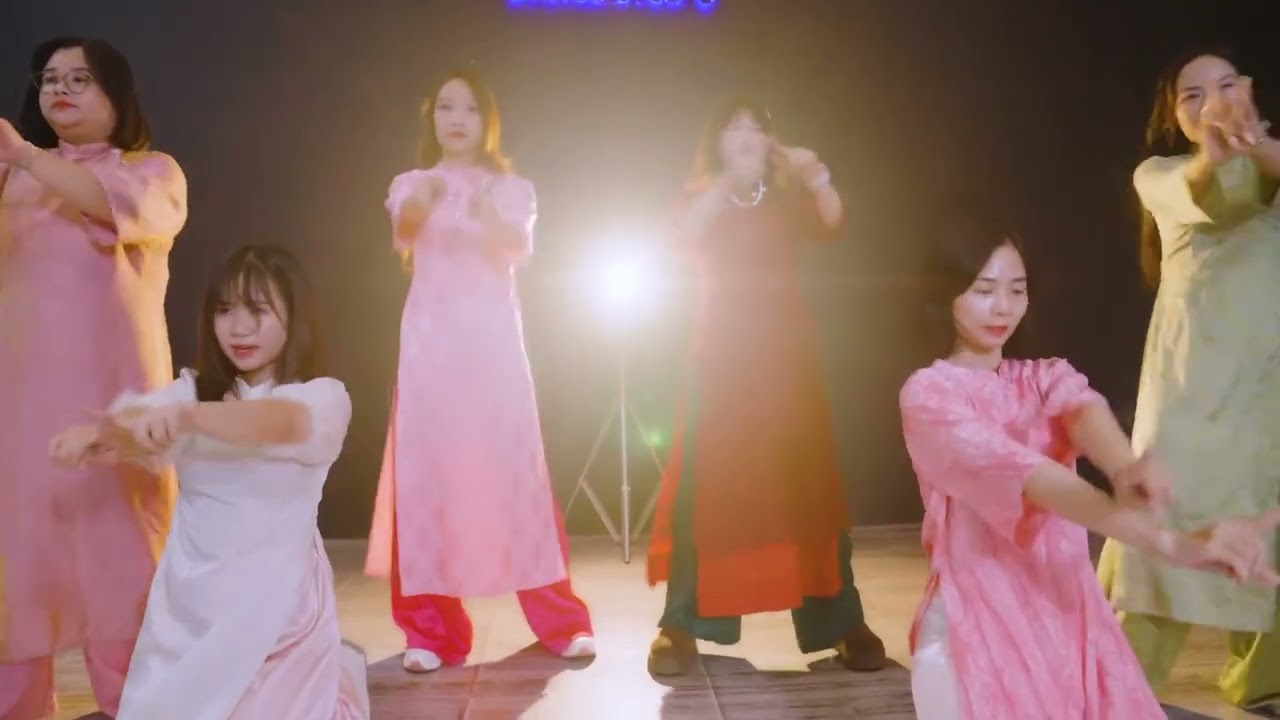 Nhảy hiện đại - Đi chùa cầu duyên và Lắm mối tối ngồi không (Đức Phúc và Hoàng Thùy Linh)