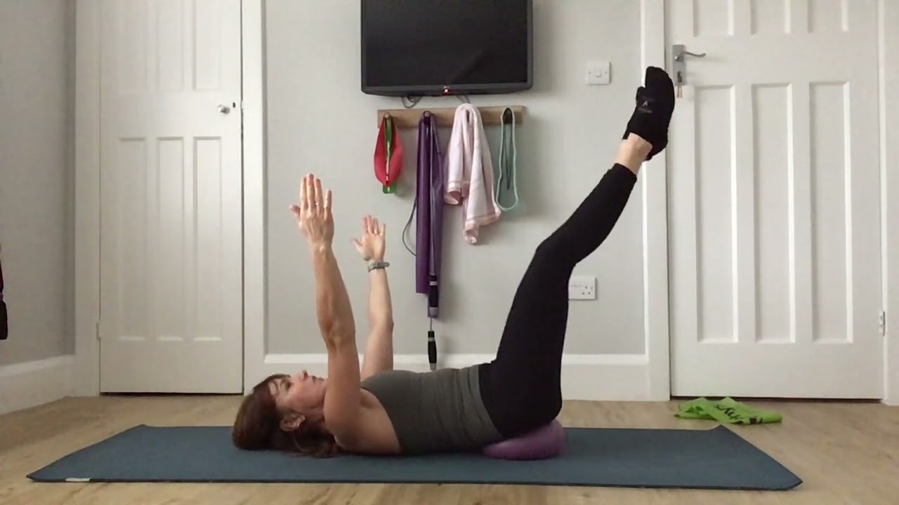 Challenging the core using a mini ball for balance work