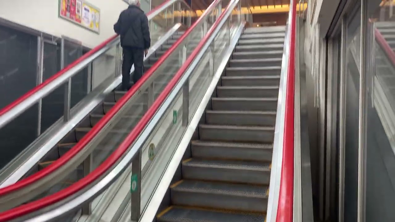 名鉄百貨店　垂直式エスカレーター