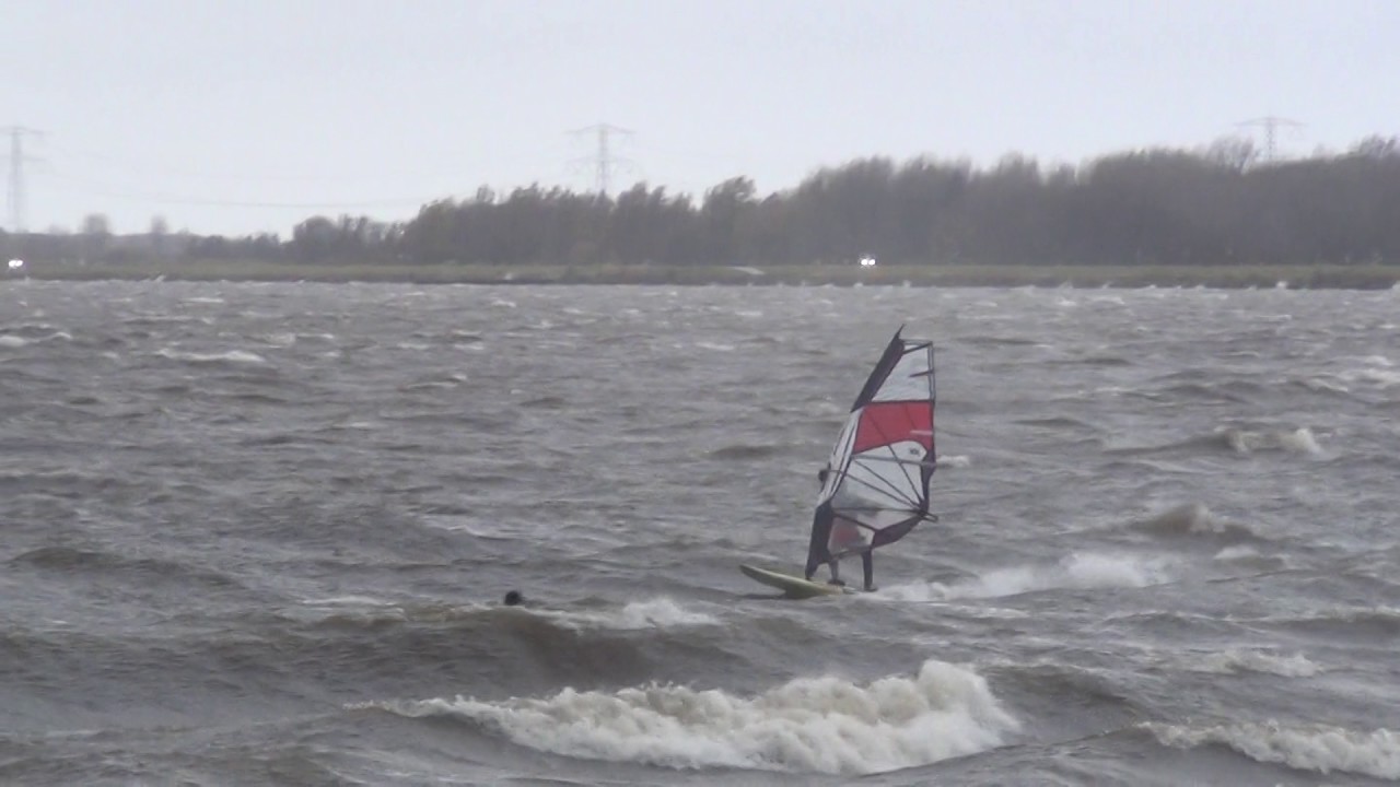 Volle bak windsurfen op Almere Centraal tijdens storm 20-11-2016