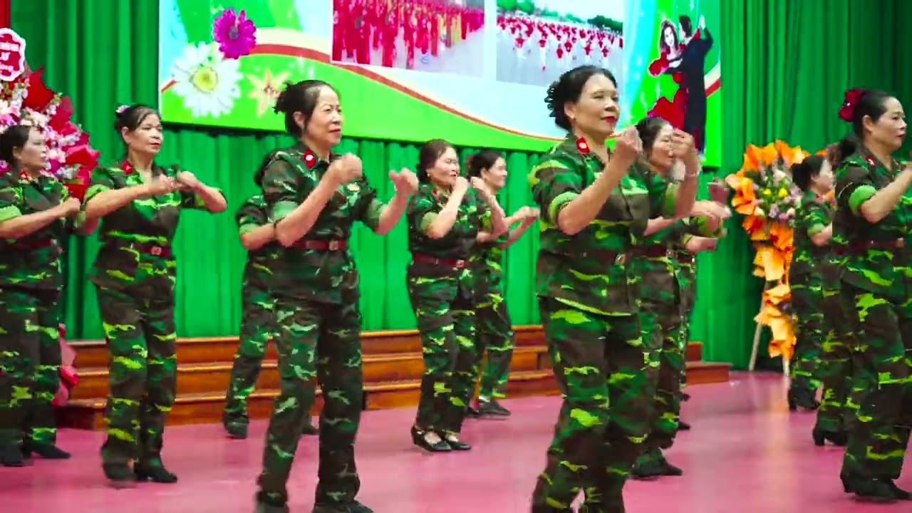 Năm anh em nối vòng tay lớn dân vũ phố Mía Đông giao lưu 3 miền 