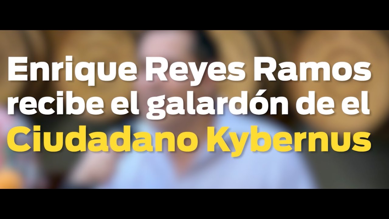 Enrique Reyes Ramos recibe el galard&oacute;n de el Ciudadano Kybernus