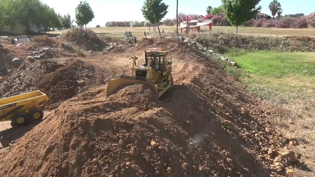 6015B, A40G's, D10 dozers, lots of action
