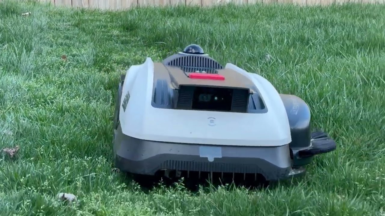 Я сэкономил себе кучу времени благодаря роботу-газонокосилке Ecovacs GOAT.