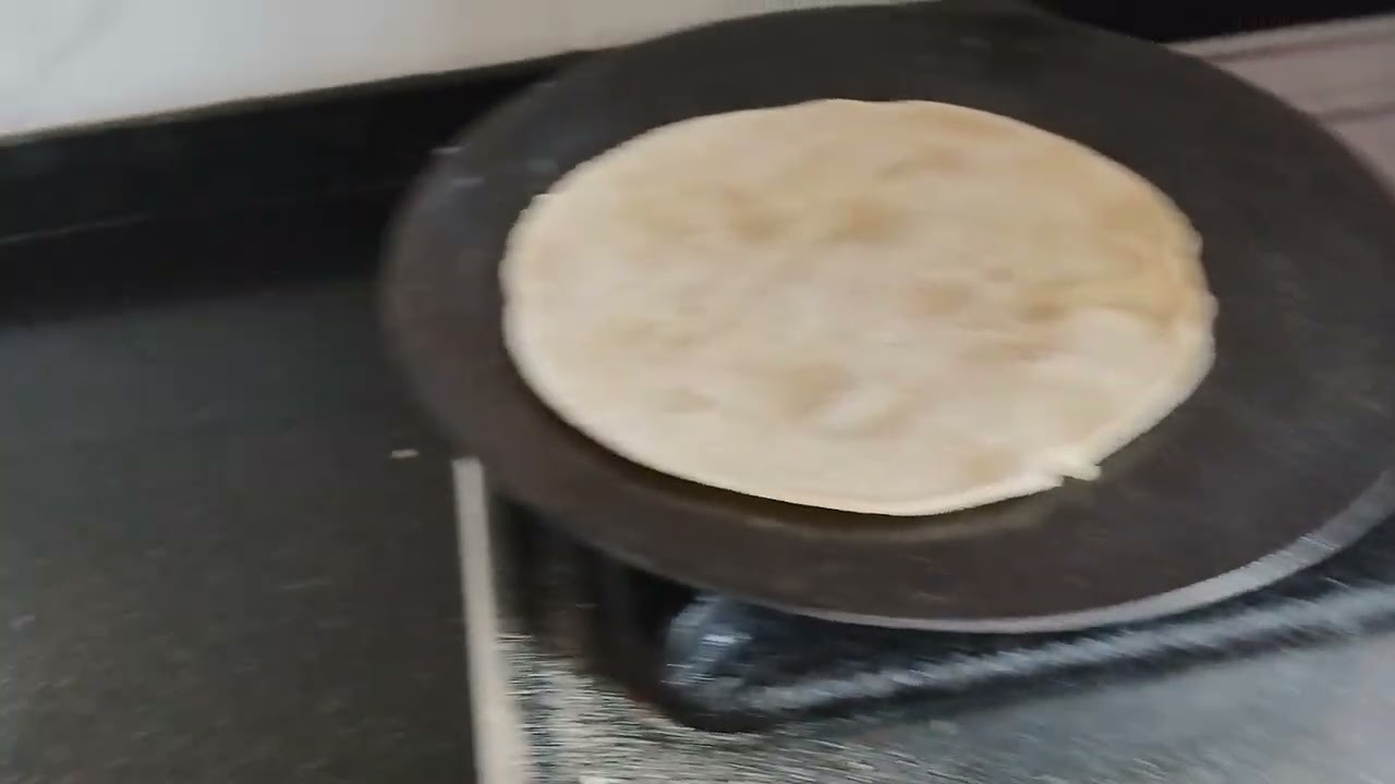 आज घर पर बने इतनी इंची की सब्जी और मिर्च और रोटी