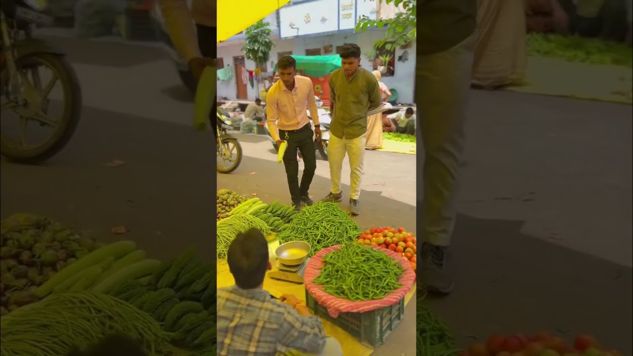 दिनदहाड़े बाजार में हुई लड़ाईWait for end#comedy #mahashivratri_special#viral #funny #funnyshorts 
