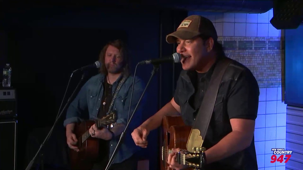 Rodney Adkins Performs 
