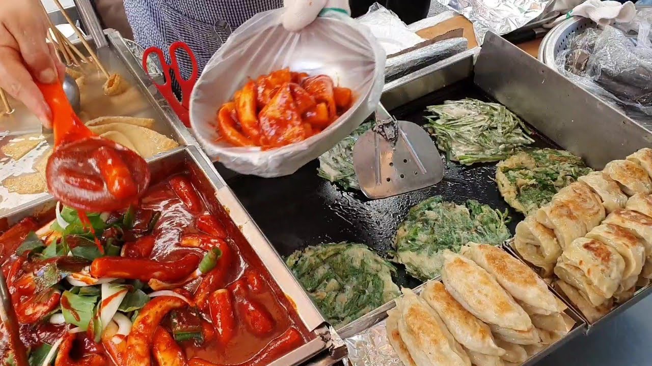 남포동 먹자골목 63번집/부산 분식맛집(떡볶이 어묵 순대 김밥 부추전 오징어무침)/Popular snacks in the Korean market/Korean Street Food