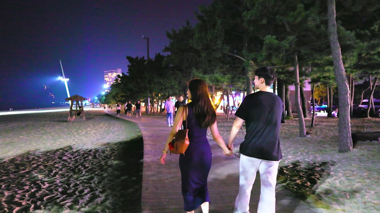 젊은 남녀로 가득한 경포해변 심야 워킹투어, 모래사장에서 달을 보며 행복해 합니다. 서울여행워커, 강릉여행