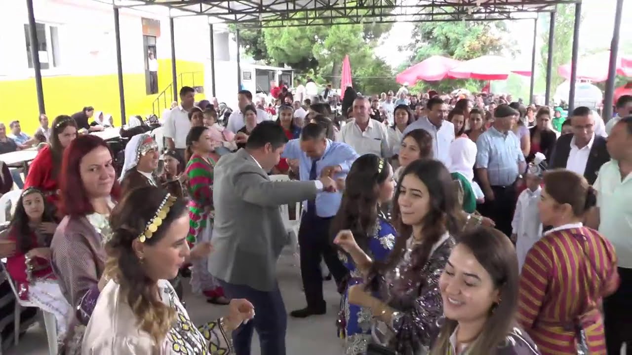 Gökçeşmeliler Deniz göründü köyü  Düğün sahiblerinden oyun eğlence