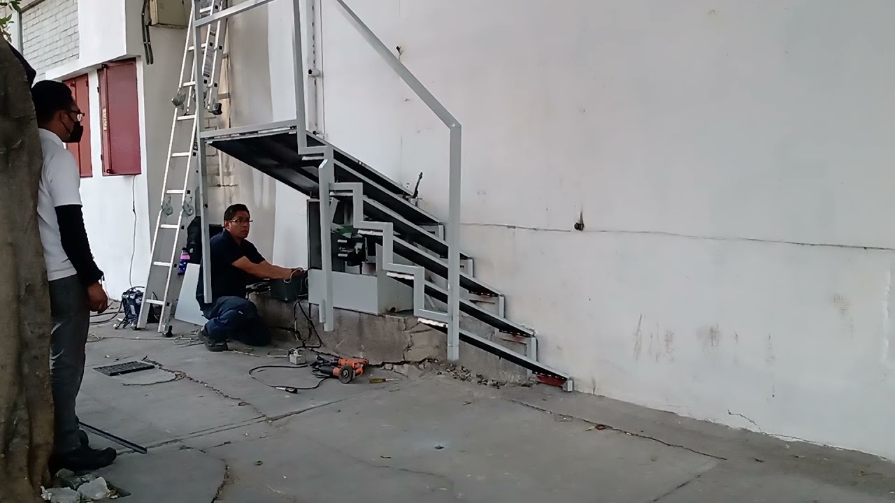 escalera plegable autom&aacute;tica