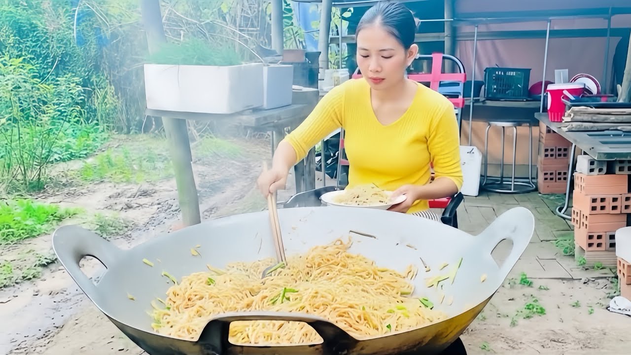 Countryside Life: Simple Vegetable Stir-Fried Rice Noodles and Peaceful Village Moments