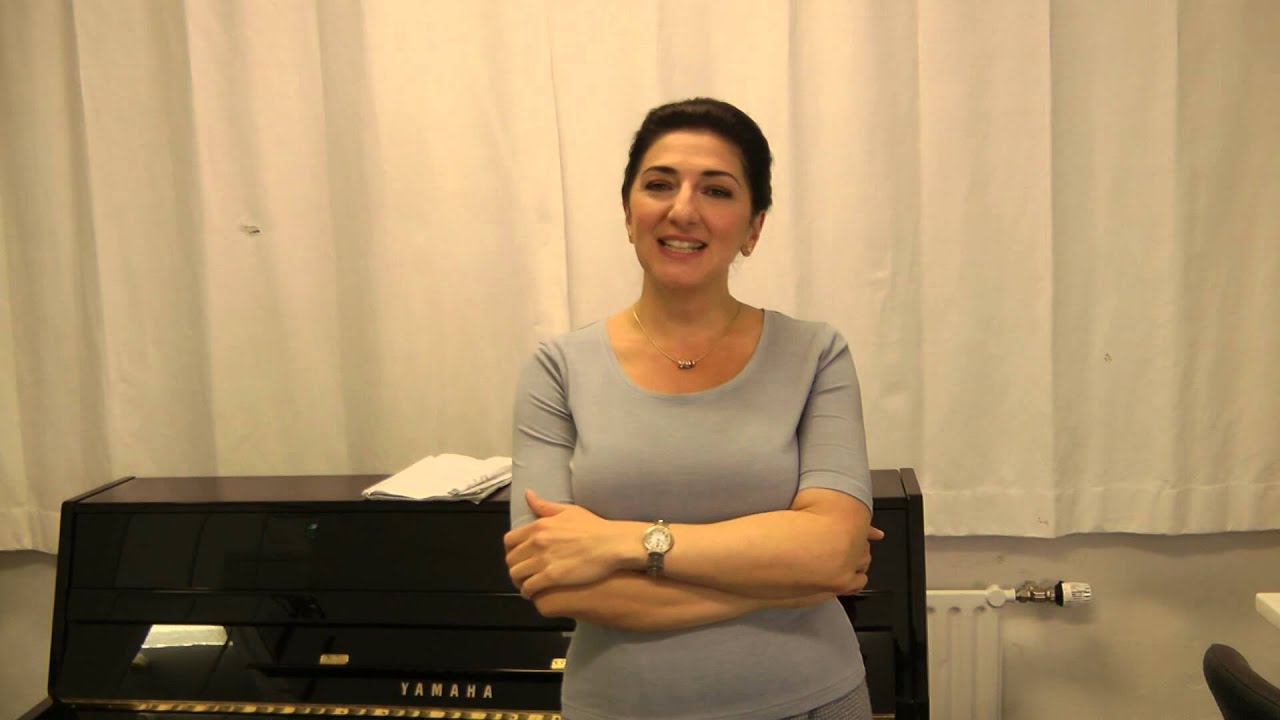 KARINE BABAJANYAN vor der 